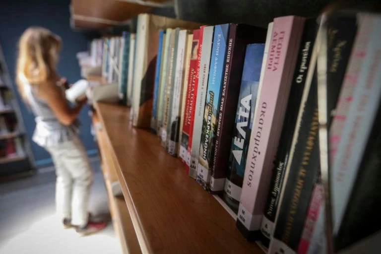 Θεσσαλονίκη: Ο δάσκαλος αποπλανούσε τις μαθήτριες στη βιβλιοθήκη!